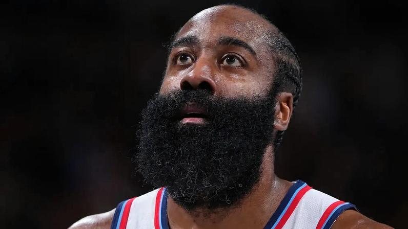 James Harden, do Clippers, observa durante jogo contra o Nuggets, na Ball Arena. (Foto: Garrett Ellwood/NBAE via Getty Images/AFP)