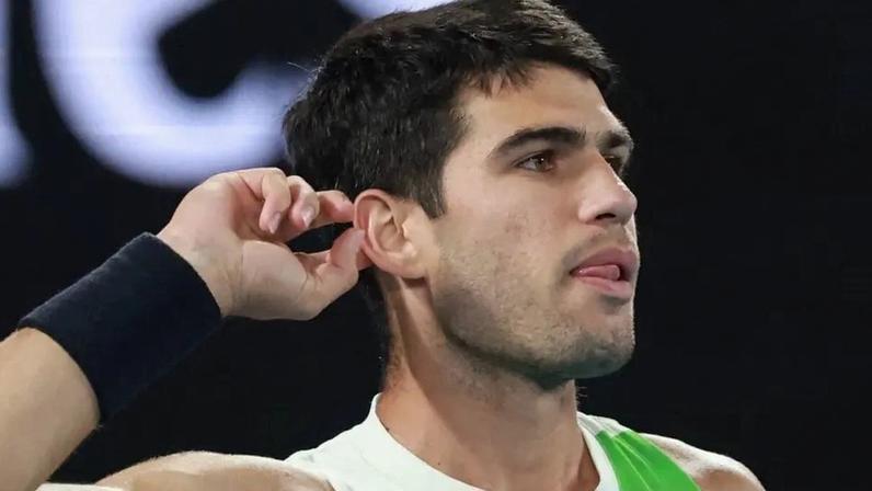 O espanhol Carlos Alcaraz pede o apoio da torcida após ótima jogada na final do Australian Open contra o sérvio Novak Djokovic (Foto: DAVID GRAY / AFP)