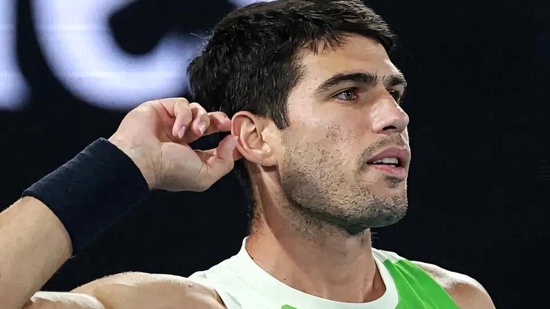 O espanhol Carlos Alcaraz pede o apoio da torcida após ótima jogada na final do Australian Open contra o sérvio Novak Djokovic
