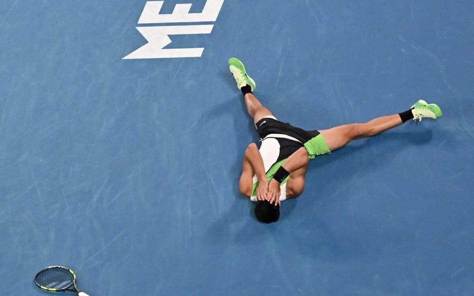 A emoção do espanhol Carlos Alcaraz com o inédito título do Australian Open (Foto: Paul Crock / AFP)