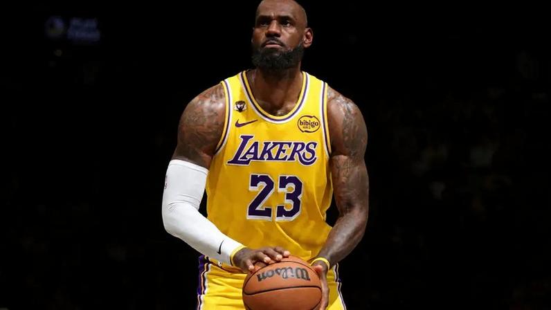 LeBron James, do Los Angeles Lakers, arremessa lance livre contra o Brooklyn Nets, em 3 de fevereiro de 2026. (Foto: Nathaniel S. Butler/NBAE/Getty Images/Getty Images via AFP)