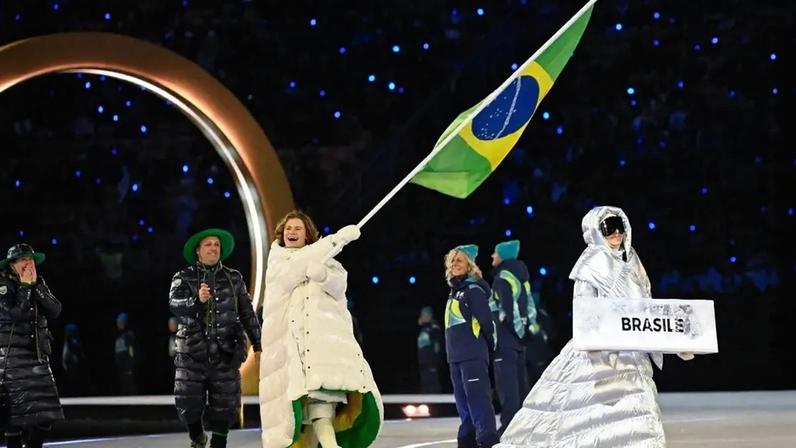 Brasil desfila nas Olimpíadas de Inverno com passinho marcante e carisma