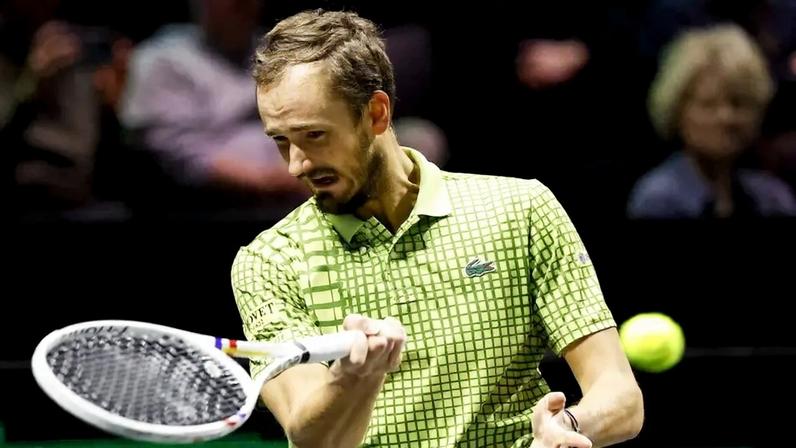 O russo Daniil Medvedev na derrota para o francês Ugo Humbert em Roterdã. (Foto: Bas CZERWINSKI / ANP / AFP)