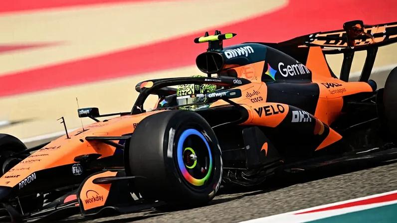 O piloto britânico Lando Norris, da McLaren, dirige no segundo dia dos testes da Fórmula 1 no Bahrain International Circuit, em Sakhir, 12 de fevereiro de 2026. (Foto: Giuseppe CACACE/AFP)