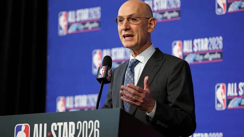 O comissário da NBA, Adam Silver, fala em coletiva durante o fim de semana do All-Star 2026 no Intuit Dome, em Inglewood, Califórnia, em 14 de fevereiro de 2026 (Foto: Ryan sirius sun/getty images via afp)