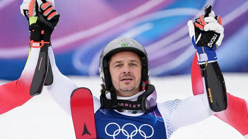 Lucas Pinheiro Braathen comemora ouro no slalom gigante masculino nos Jogos Olímpicos de Inverno 2026. (Foto: Dimitar Dilkoff/AFP)