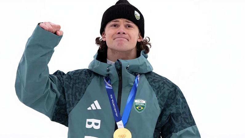 Medalhista de ouro, Lucas Pinheiro Braathen posa no pódio do slalom gigante masculino nos Jogos Olímpicos de Inverno 2026. (Foto: Dimitar Dilkoff/AFP)