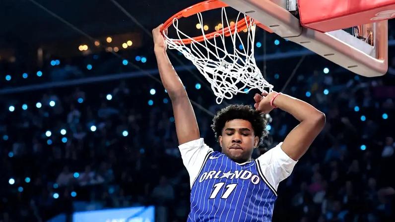 Jase Richardson, camisa 11 do Orlando Magic, faz uma enterrada durante o Concurso de Enterradas da AT&T no All-Star Weekend da NBA de 2026 (Foto: Ronald Martinez/Getty Images/AFP)