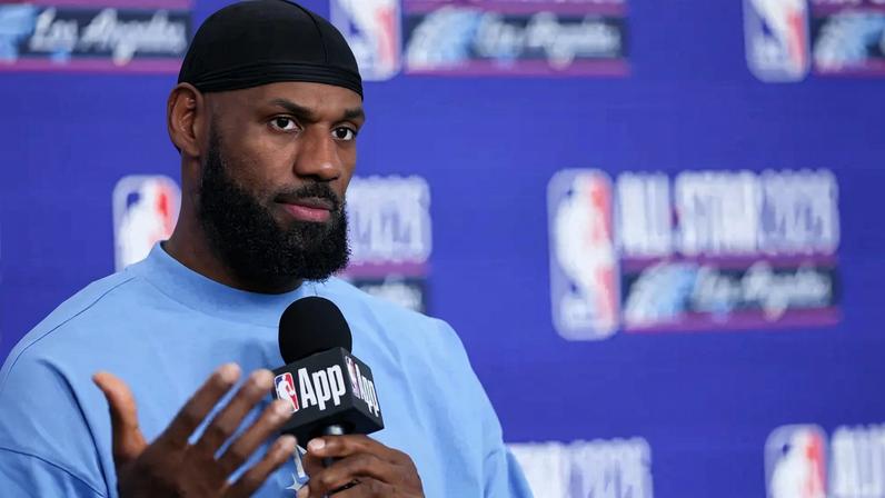 LeBron James, camisa 23 do Los Angeles Lakers e da Seleção Americana, fala em uma coletiva de imprensa antes do 75º NBA All-Star no Intuit Dome (Foto: Ronald Martinez/Getty Images/AFP)