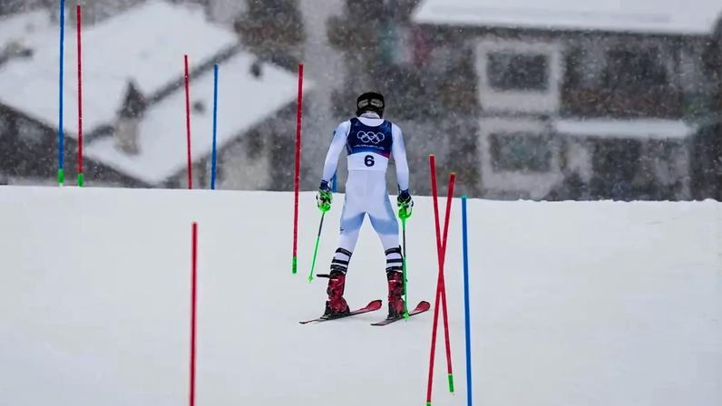 Lucas Pinheiro Braathen, do Brasil, cai na primeira descida do slalom masculino em Bormio, nos Jogos Olímpicos de Inverno Milano Cortina 2026 (Foto: Dimitar Dilkoff/AFP)