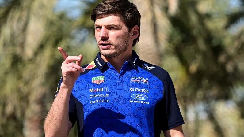 Max Verstappen, caminha pelo paddock no primeiro dia do segundo teste de pré-temporada da Fórmula 1 no Circuito Internacional do Bahrein, em Sakhir, em 18 de fevereiro de 2026 (Foto: Giuseppe Cacace/AFP)