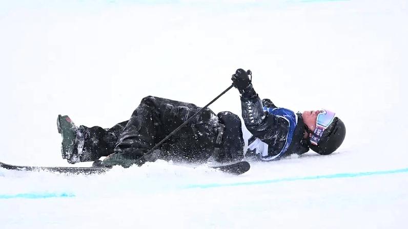 O neozelandês Finley Melville Ives fica caído na neve após queda na segunda descida classificatória do halfpipe do esqui estilo livre masculino nos Jogos Olímpicos de Inverno Milano Cortina 2026, no Livigno Snow Park, em Livigno, em 20 de fevereiro de 2026 (Foto: Kirill kudryavtsev/afp)