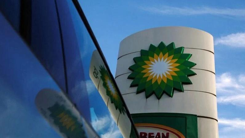 Logotipo da BP refletido na janela de um carro em um posto de gasolina em Londres