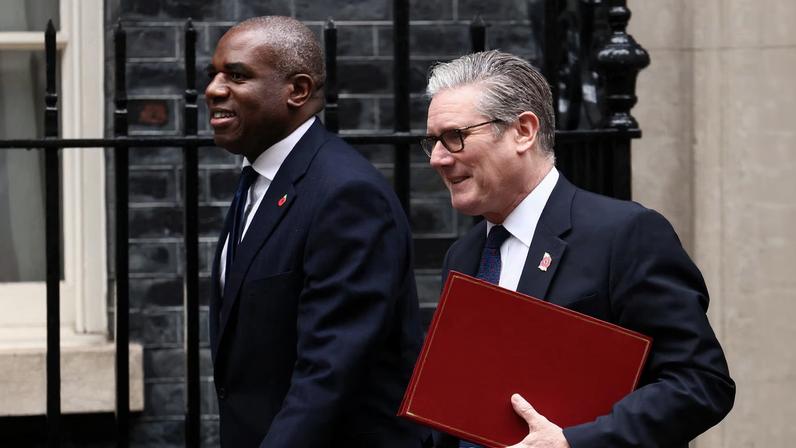 British Prime Minister Keir Starmer leaves 10 Downing Street next to deputy Prime Minister David Lammy, in London, Britain, October 29, 2025. REUTERS/Jack Taylor/File Photo