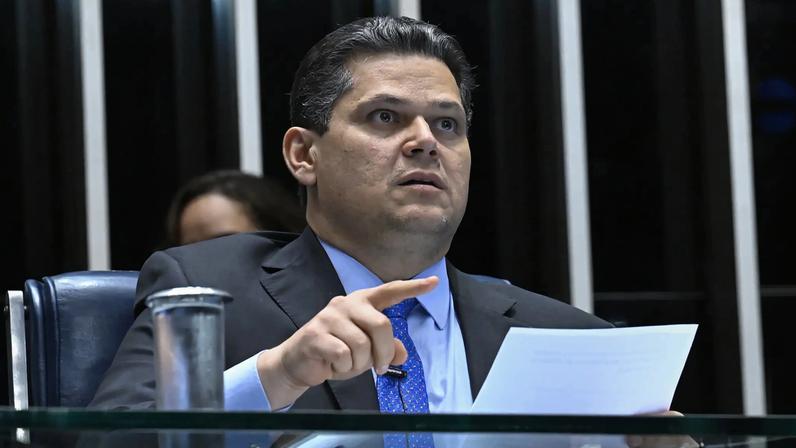 O presidente do Congresso, Davi Alcolumbre, é pressionado pela oposição a ler o requerimento de criação da CPMI do Banco Master (Foto: Waldemir Barreto/Agência Senado)