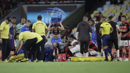 Alexandre, jogador do Sampaio Corrêa-RJ, convulsionou em campo contra o Flamengo