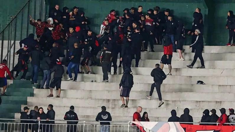 Torcedores do Athletico brigam entre si em Atletiba no Couto Pereira. Foto: Geraldo Bubniak/Gazeta Press