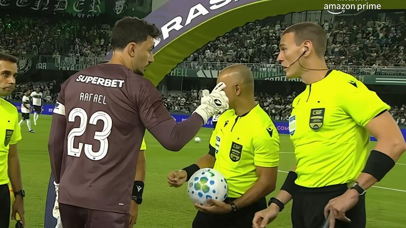 Auxiliar Rodrigo Figueiredo Henrique Correa (RJ) (à direita) agradece por não ser Luciano encarregado a falar com a arbitragem