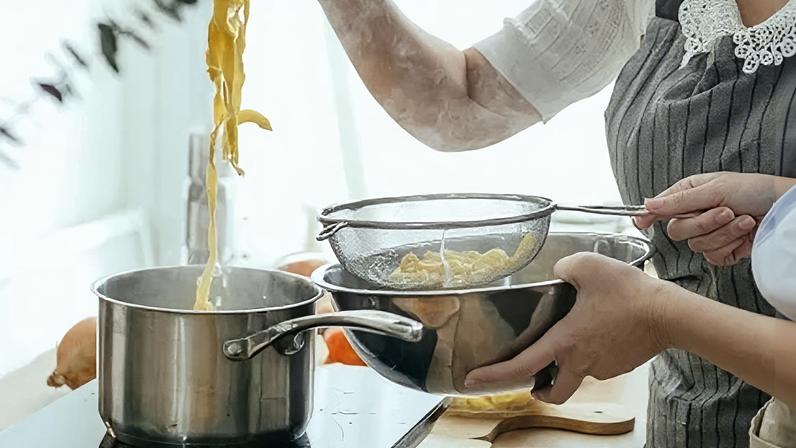 Colocar azeite na água do cozimento realmente impede a massa de grudar? Descubra essa e outras crenças que atravessam gerações como verdades absolutas
