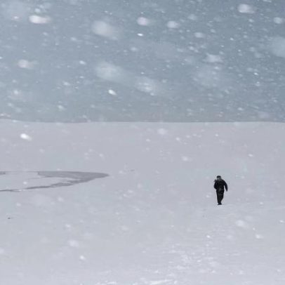 Soldados e máquinas de neve no Japão enfrentam tempestades de inverno mortais