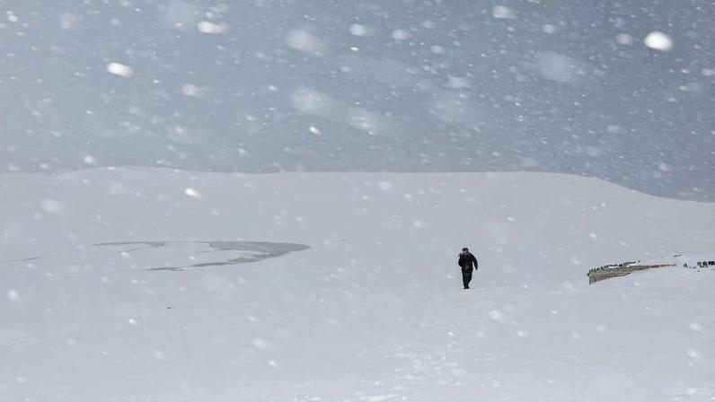 Soldados e máquinas de neve no Japão enfrentam tempestades de inverno mortais