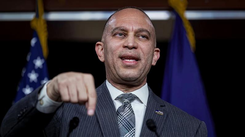 Réu do Jan. 6, perdoado, admite ter ameaçado o líder democrata Jeffries