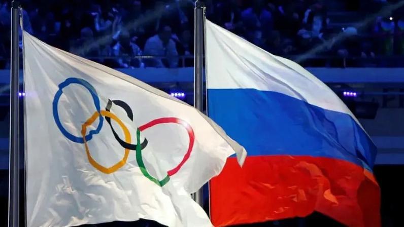 Bandeira do Comitê Olímpico Internacional ao lado da bandeira da Rússia (Foto: Divulgação)