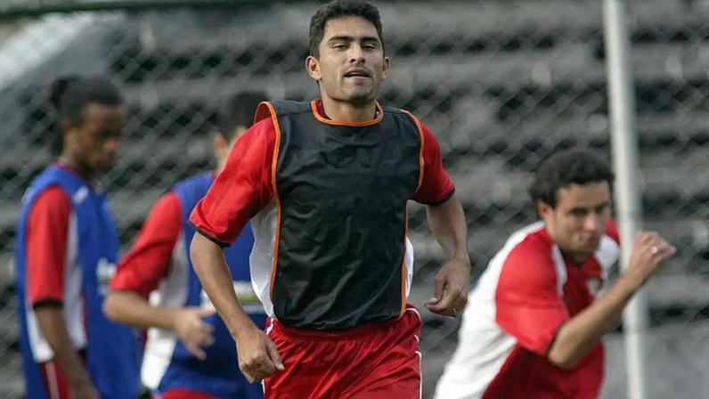 Bechara com a camisa do Santos em 1998, temporada em que conquistou a Copa Conmebol pelo clube. (MARCELO FERRELLI/Gazeta Press)