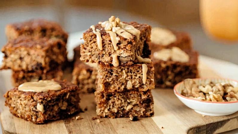 Bolo de banana com nozes e pasta de amendoim (Imagem: Marko Milivojevic | Shutterstock)