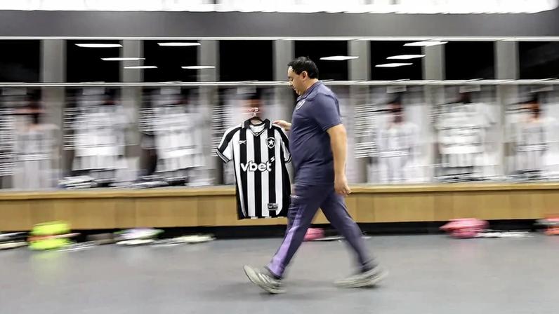 Camisa do Botafogo com a Reebok, atual fornecedora de material esportivo (Foto: Vitor Silva/BFR)