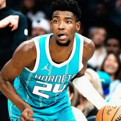 Hornets vencem Blazers e complicam Bucks