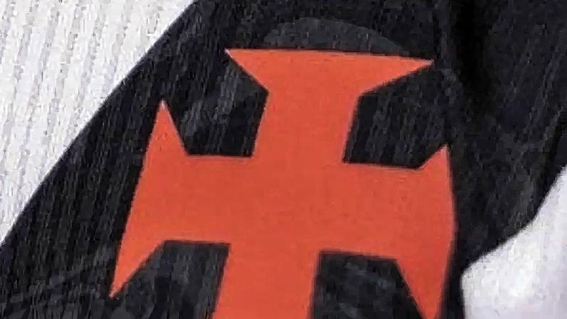 A cruz vermelha no uniforme do Clube de Regatas Vasco da Gama é um dos símbolos mais reconhecíveis do futebol brasileiro.