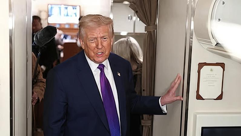 Donald Trump habla con periodistas a bordo del Air Force One, este jueves.