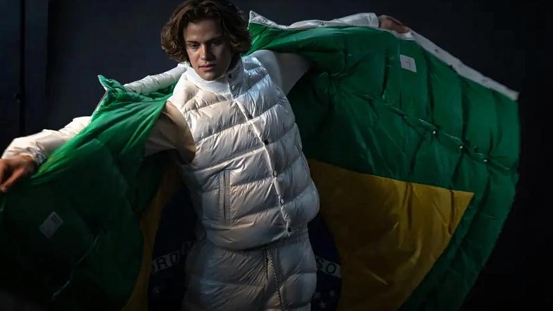 O atleta Lucas Pinheiro Braathen provando as peças que compõem o uniforme oficial do Time Brasil para os Jogos Olímpicos de Inverno. A Moncler se une ao visionário designer brasileiro Oskar Metsavaht para cocriar a coleção dos uniformes oficiais da Cerimônia de Abertura de Milão–Cortina, fundindo a identidade brasileira ao legado pioneiro da marca nos esportes de inverno. Foto: Jonne Roriz/COB