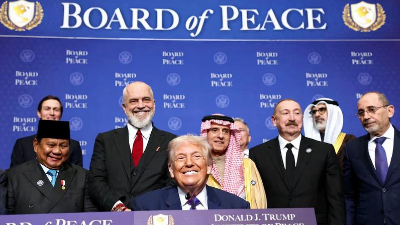 Trump mistura diplomacia e bajulação em reunião do conselho pela paz