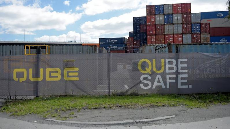 A Qube opera uma rede de transporte e comércio que lida com uma série de mercadorias e serviços, incluindo embarques de grãos e sementes de algodão