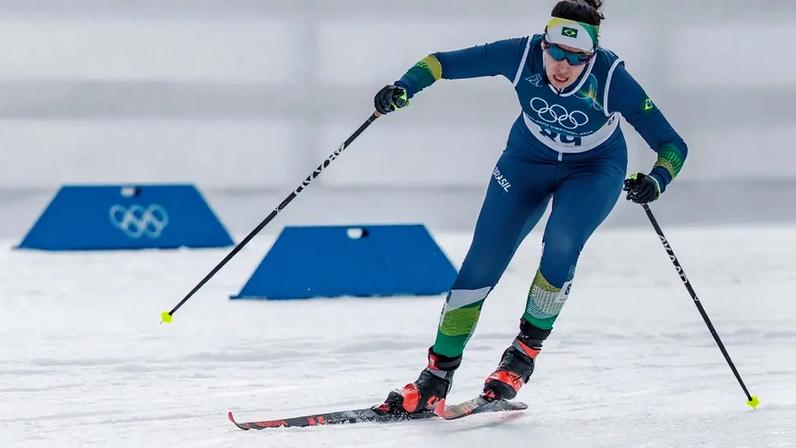 Atleta Brasileira Eduarda Ribera competindo na prova de Sprint do Cross Country nos Jogos Olímpicos de Inverno Milão-Cortina 2026 Foto: Gabriel Heusi/COB