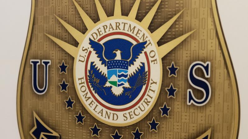 Maioria dos americanos apoia metas de deportação de Trump, mas critica táticas