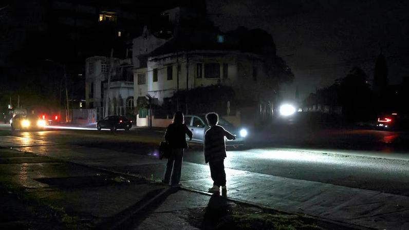 Personas intentan conseguir transporte en La Habana, el 15 de enero.