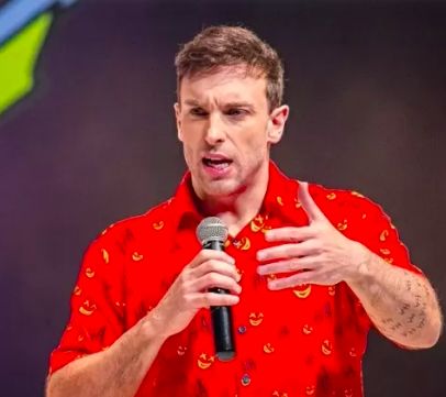 Justiça anula condenação de humorista Léo Lins por declarações preconceituosas