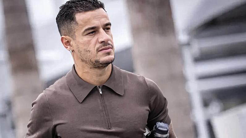 Coutinho chega ao CT Moacyr Barbosa para pré-temporada do Vasco (Foto: Dikran Sahagian /VascoDaGama)