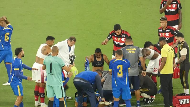 Jogadores de Flamengo e Sampaio Corrêa chamam médicos para atender Alexandre (Foto: André Mourão/AGIF/Gazeta Press)
