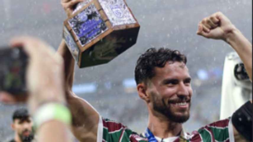 Martinelli com o trófeu da Taça Guanabara (Foto: Leonardo Brasil/Fluminense)