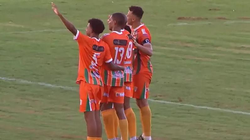 Jogadores do Naviraiense comemoram gol de empate no Sul-Mato-Grossense (Foto: Reprodução / Lance!TV)