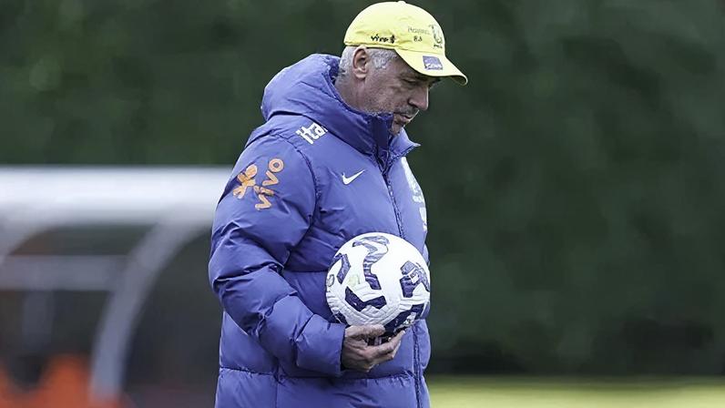 Carlo Ancelotti durante treino da Seleção Brasileira