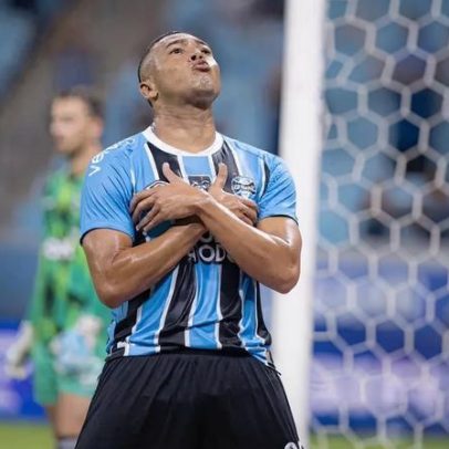 De zagueiro a artilheiro: Carlos Vinícius brilha pelo Grêmio