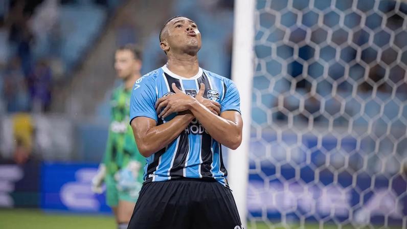 Carlos Vinícius cruza os braços em comemoração de um de seus três gols contra o Botafogo (Foto: Maxi Franzoi / Agif / Gazeta Press)