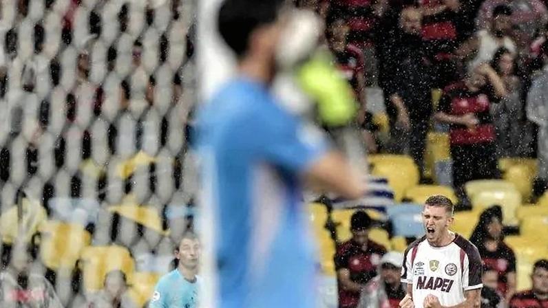 Lanús marca gol após falha do Flamengo na Recopa Sul-Americana