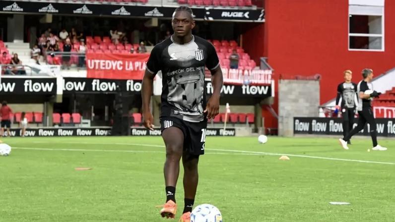 Cetré está no time de La Plata desde 2024. Foto: Divulgação/Estudiantes