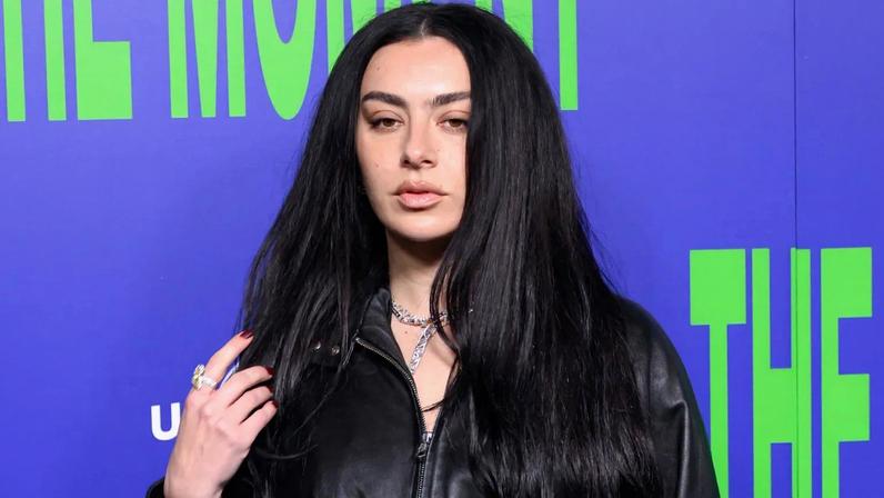 Charli XCX nega conhecimento sobre organizador do afterparty ligado à Rússia